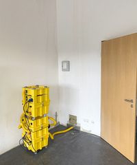 Dry-Tec GmbH | Gebäudetrocknung, Gerät im Zimmer